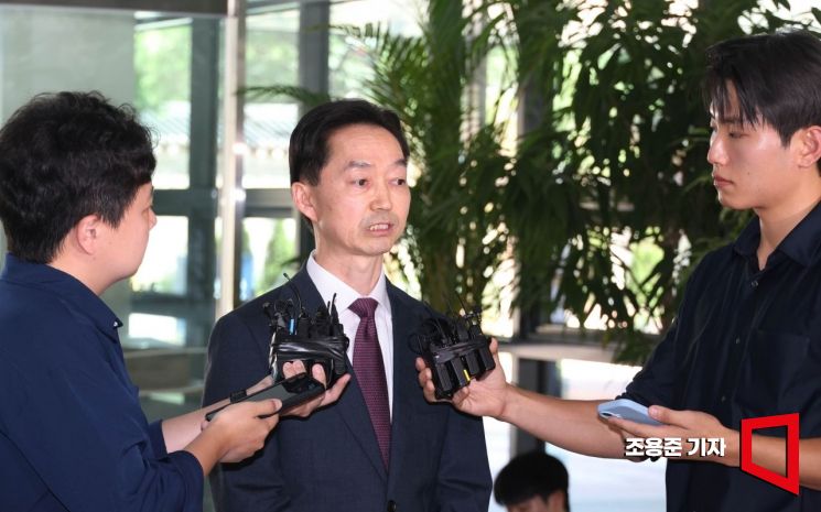 김지용 초대 중대범죄수사청장 후보자가 8일 서울 종로구 정부서울청사 창성동별관에 마련된 인사청문회 준비단 사무실 출근하며 취재진 질문에 답하고 있다. 2026.9.8 조용준 기자