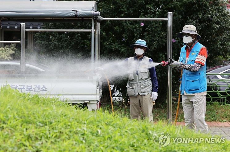 폭염이 한풀 꺾이고 아침·저녁으로 선선한 바람이 불기 시작하면서 모기가 기승을 부리고 있는 8일 경기도 수원시 팔달구 인계동의 한 공원에서 팔달구보건소 관계자들이 방역을 하고 있다. 연합뉴스