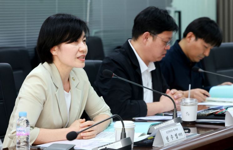 현수엽(왼쪽) 보건복지부 1차관이 제3차 중앙의료급여심의위원회에서 발언하고 있다. 보건복지부.