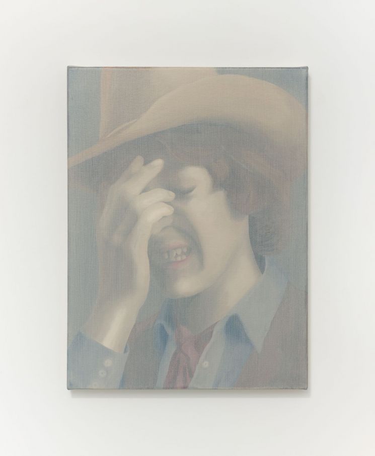 윌리 스튜어트의 ‘I’m too sad to tell you’. 희미하게 가려진 인물 이미지를 통해 기억이 보존되는 동시에 흐려지는 감각을 드러낸다. 레이지 마이크