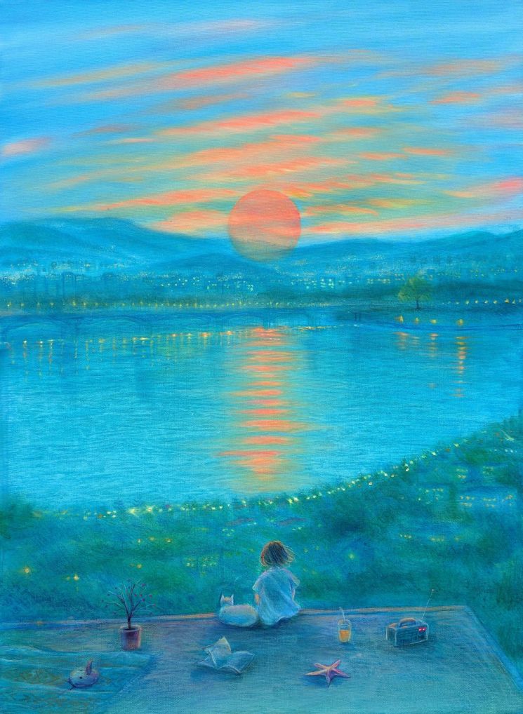 안소현의 ‘노을과 아이’. 한강을 바라보는 아이와 고양이, 라디오 등 일상의 사물을 통해 도시 풍경 속에 남은 어린 시절의 감각을 불러낸다. 갤더스