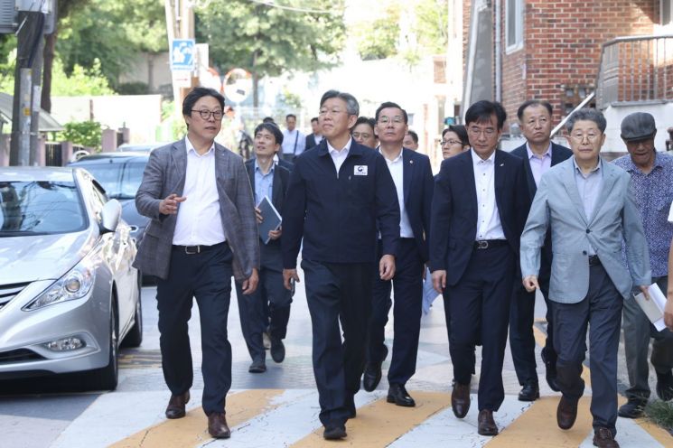 김이탁 국토부 1차관이 8일 서울 송파구 거여새마을 공공재개발 현장을 찾아 관계자들과 주거 여건과 기반시설 등을 살펴보고 있다. 국토부