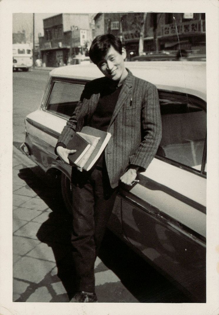 1965~1970년 서울대학교 미술대학 재학 시절의 오윤(1946~1986). 작고 40주기 기획전 《오윤》에서는 작가의 사진과 노트, 습작 등을 통해 민중미술을 대표하는 판화가로 자리 잡기 전의 삶과 예술적 탐색도 소개한다. 서울시립미술관