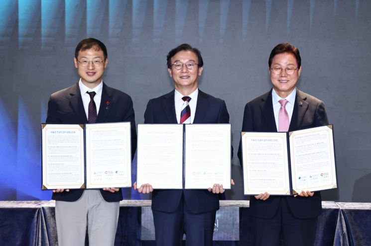 김상욱 울산시장(가장 왼쪽부터), 전재수 부산시장, 박완수 경남도지사가 제4회 부울경 정책협의회에서 채택한 '부울경 초광역 협력 공동선언문'을 함께 들어보이고 있다. [사진제공=경남도]