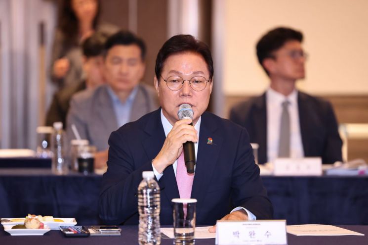 박완수 경남도지사가 웨스턴조선부산 호텔에서 열린 '제4회 부울경 정책협의회'에서 의견을 제시하고 있다. [사진제공=경남도]