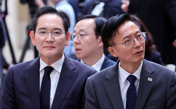 이재용 삼성전자 회장과 김용선 지식재산처장이  8일(현지시간) 프랑스 파리 엘리제궁에서 이재명 대통령과 에마뉘엘 마크롱 프랑스 대통령이 임석한 가운데 열린 한-프랑스 협약식에 참석해 있다. 2026.9.8 연합뉴스