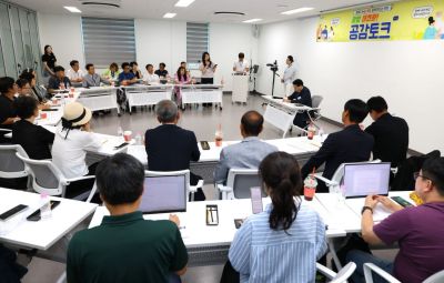 지난 8일 광양수산물유통센터 2층 소회의실에서 제2차 '광양대전환! 공감 토크'를 열고, 시민 24명과 '광양에서 돈이 돌고, 시민의 살림이 나아지려면 무엇이 필요할까요'를 주제로 지역경제 활성화 방안을 함께 모색했다. 광양시 제공