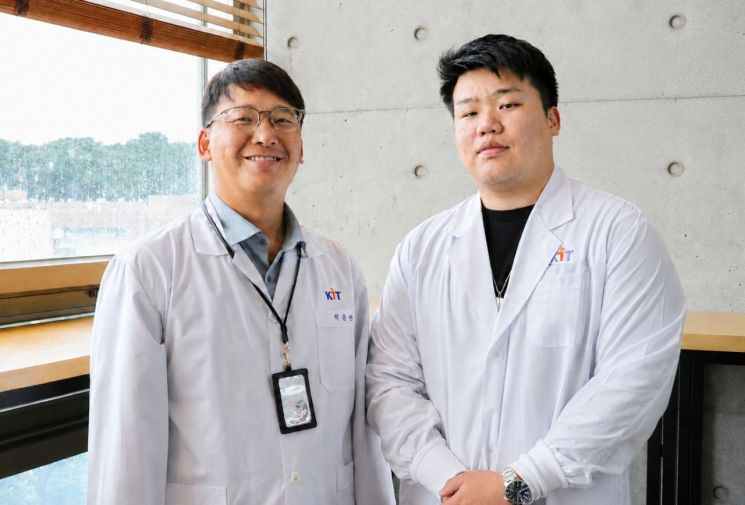 연구팀 사진. (왼쪽부터) 박순현 국가독성과학연구소(KIT) 동물대체연구센터장, 포브스 아빌라 연구원. KIT 제공