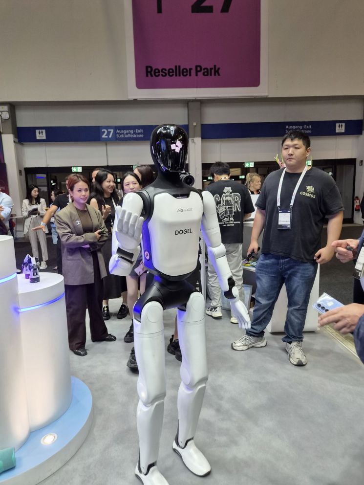 5일(현지시간) IFA 2026 내 'IFA 넥스트' 전시관에 전시된 중국 로보틱스 기업 애지봇(Agibot)의 휴머노이드 로봇 모습. 박준이 기자.
