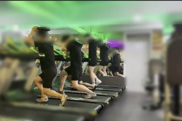 2024년 부산의 한 헬스장에서 무거운 역기 원판을 든 조직원들이 강제로 러닝머신을 하고 있다.  [이미지출처=부산경찰청]