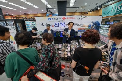 김신 완도군수는 롯데마트 월드컵점의 전복 특판 행사장을 찾아 전복 우수성을 홍보하고 판촉 활동에 나섰다. 완도군 제공