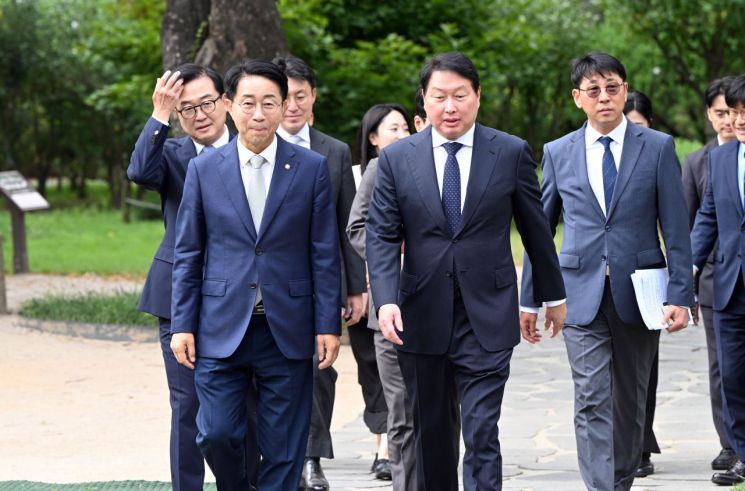 조정식 국회의장(왼쪽)과 최태원 대한상의 회장이 9일 국회 사랑재에서 열린 경제대도약위원회 출범식에 참석하고 있다. 연합뉴스