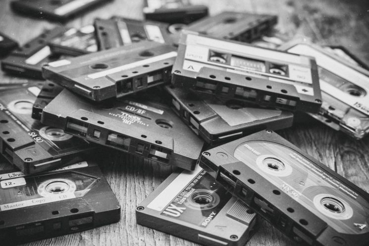 종이잡지의 귀환은 2026년 들어 더욱 뚜렷해진 Z세대의 '고잉 아날로그(Going Analog)' 흐름과도 맞닿아 있다. 스마트폰과 스트리밍 서비스가 밀어냈던 필름카메라와 CD, LP, 플립폰, 종이책 등 물리적인 제품과 경험을 젊은 소비자들이 다시 찾는 현상이다. 픽사베이