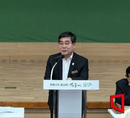 박종원 담양군수가 9일 담빛농업관에서 열린 '군민과의 대화'에서 취임 뒤 60일간의 군정 추진 상황을 설명하고 있다. 송보현 기자
