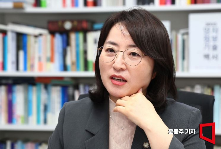 이주희 더불어민주당 의원이 아시아경제와 인터뷰를 하고 있다. 윤동주 기자