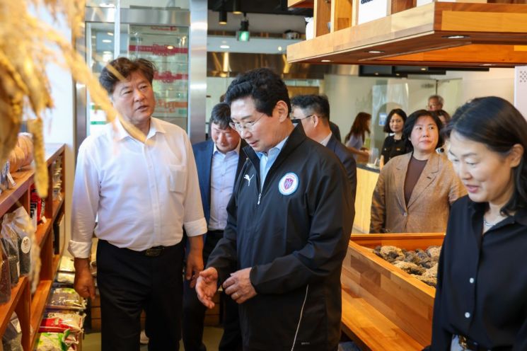 9일 이상일 시장이 김동일 군수와 고석정 내 로컬푸드 매장을 둘러보고 있다. 용인시 제공