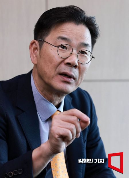 김복환 한국해외인프라도시개발지원공사 사장이 서울 여의도 집무실에서 아시아경제와 만나 인터뷰하고 있다. 김현민 기자