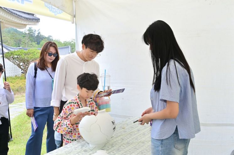 13일까지 청송백자도예촌서 전시·공방체험 공연 백자 전 제품 20% 할인 구매액별 지역화폐 페이백[사진=권병건 기자]