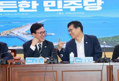 전북특별자치도와 더불어민주당이 9일 도청 종합상황실에서 예산정책협의회를 열고 2027년 국가예산 확보와 지역 주요 현안 해결을 위한 공동 대응에 나섰다. 김민석(왼쪽) 민주당 대표와 이원택 전북자치도지사가 대화하고 있는 모습. 전북자치도청 제공