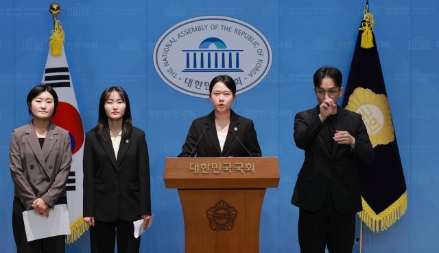 기본소득당 대변인인 노서영 최고위원(왼쪽 두번째), 신지혜(왼쪽)·김진서 최고위원이 9일 국회 소통관에서 용혜인 성평등가족부 장관 후보자, 기본소득당과 관련한 논란에 관해 당 입장을 설명하고 있다. 연합뉴스