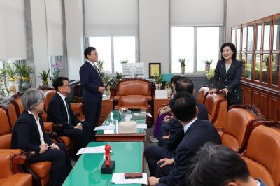 정근식 회장을 비롯한 시도교육감 대표단은 국회를 방문, 여야 교육위원회 소속 의원들과 연속 면담을 가졌다. 교육감협의회 제공