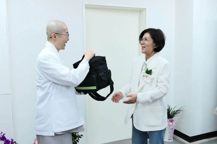 김보라 안성시장(오른쪽). 김보라 안성시장 페이스북홈페이지 캡처
