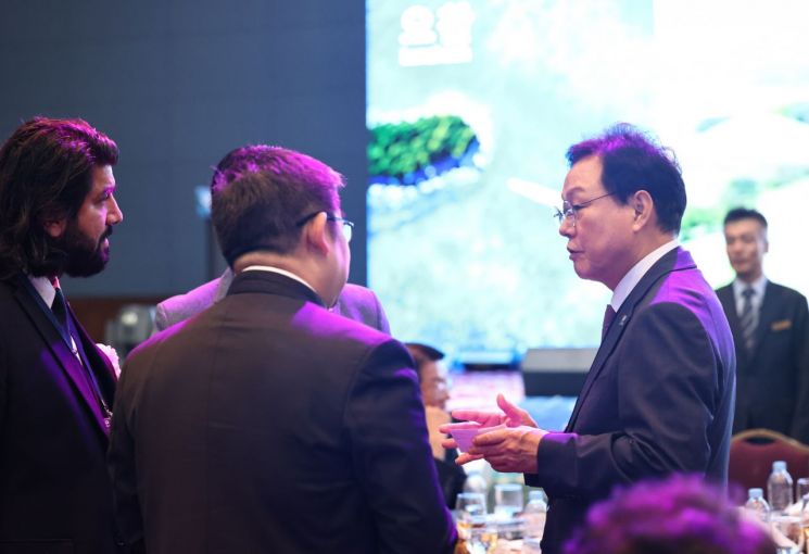 박완수 경남도지사(오른쪽)가 '2026 경남도 국제관광 투자유치설명회(GITIC 2026)'에서 국외 투자자들에게 경남 관광자원과 투자 잠재력을 설명하고 있다. [사진제공=경남도]