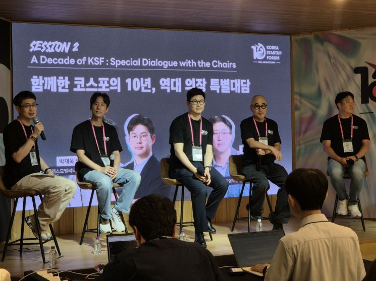 왼쪽부터 최지영 코리아스타트업포럼 대표, 박재욱 3대 의장, 김재원 현 의장, 김봉진 초대 의장, 한상우 4대 의장이 9일 서울 강남구 팁스타운 S6에서 열린 코리아스타트업포럼 출범 10주년 기념 미디어데이에서 특별대담을 하고 있다. 최호경 기자