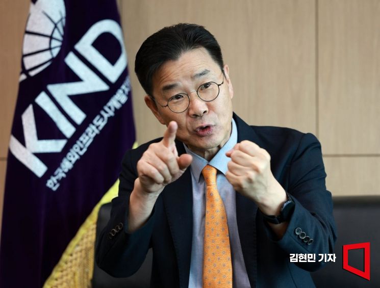 김복환 한국해외인프라도시개발지원공사 사장이 서울 여의도 집무실에서 아시아경제와 만나 인터뷰하고 있다. 김현민 기자