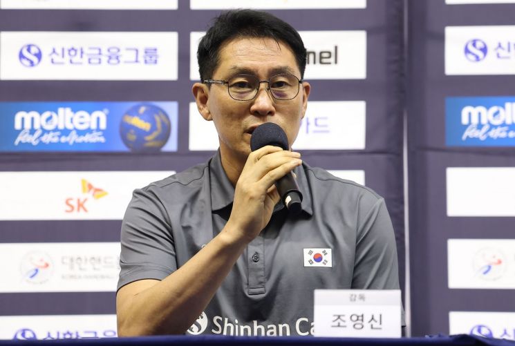 남자 핸드볼 국가대표 조영신 감독이 9일 충북 진천군 진천국가대표선수촌에서 열린 2026 아이치·나고야 아시안게임 핸드볼대표팀 미디어데이에서 각오를 말하고 있다. 연합뉴스