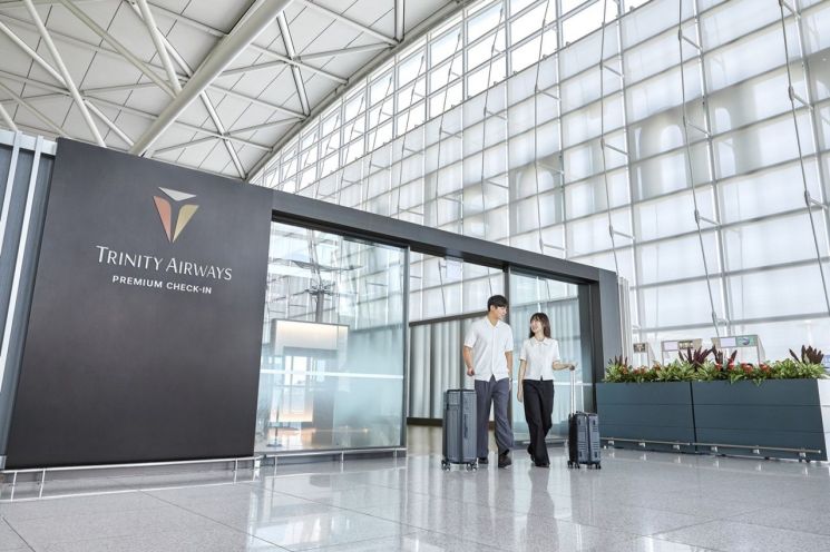 탑승 고객들이 트리니티항공의 새로운 CI가 적용된 인천국제공항 프리미엄 체크인 카운터를 이용하고 있다. 트리니티항공
