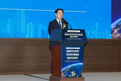 지난 9일 여수 소노캄 호텔에서 열린 '2026 여수 세계 섬 박람회 연계 광양만권 외투 활성화 포럼 및 투자협약 행사'에서 씨지앤율촌전력㈜, ㈜EEW-KHPC, ㈜하이테크엔지니어링과 총 1조 428억 원 규모의 투자협약을 체결했다. (사진은 박성현시장의 인사말 모습) 광양시 제공