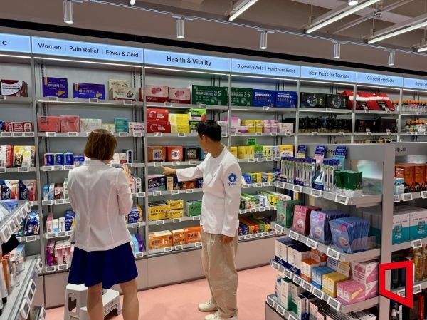 An independent pharmacist affiliated with Onnuri Pharmacy operates Musinsa Beauty Hongdae as a separate business entity. Photo by Yeju Han
