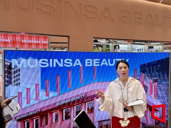 Kim Yeonjin, Head of Musinsa Beauty Offline Team, is explaining about Musinsa Beauty Hongdae. Photo by Han Yeju