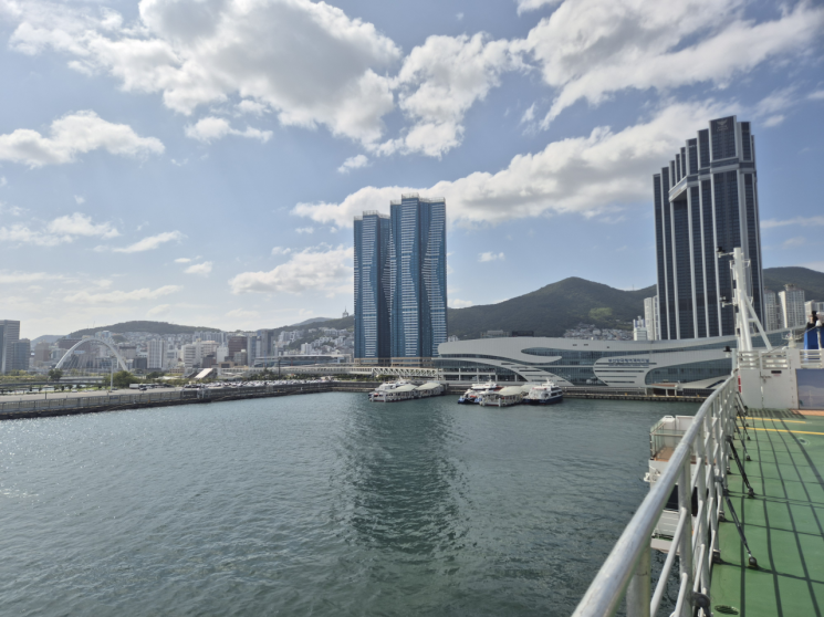 6일 팬스타 크루즈에서 바라본 부산항. 사진=강나훔 기자