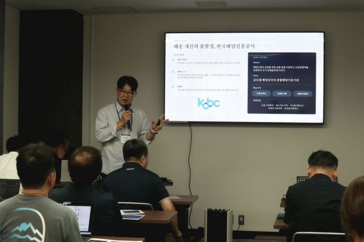 배종윤  한국해양진흥공사 ESG경영팀장이 지난 7일 일본 오사카에서 열린 출입기자단 세미나에서 해운산업 재건 과정과 해진공의 역할에 대해 설명하고 있다. 사진=강나훔 기자
