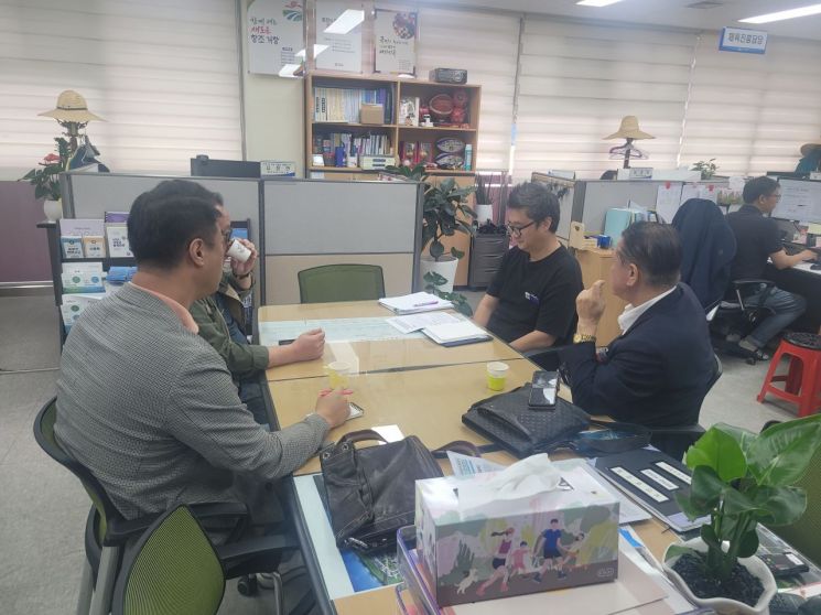 [사진 제공=최순경기자] 거창군 담당자가 본지 취재진에게 제2스포츠타운 조성사업의 실시계획 인가·고시 등 행정절차와 사업 추진 경위에 대해 설명하고 있다.