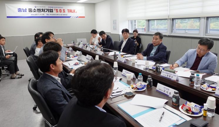 최승재 중소기업 옴부즈만이 10일 오후 충청남도 천안시 안마이크로시스템에서 충남지역 S.O.S. Talk 간담회를 진행하고 있다. 중소기업 옴부즈만