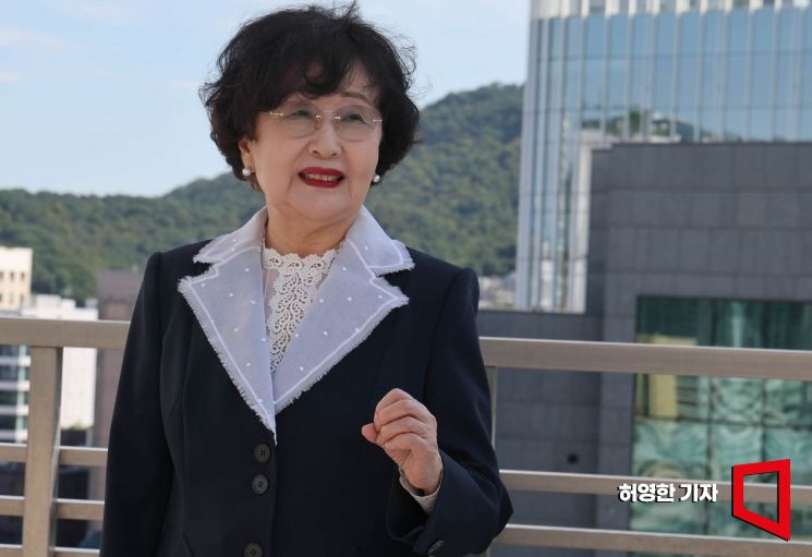 김명자 국민통합위원회 고문이 아시아경제 본사에서 인터뷰에 앞서 서울 도심을 내려다보며 기자와 이야기하고 있다. 허영한 기자