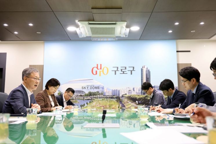 장인홍 구로구청장이 9일 구청장실에서 김태병 국토교통부 철도국장과 GTX-B 환기구, 신구로선, 구로차량기지 이전 등 지역 철도 현안을 논의하고 있다. 구로구 제공.