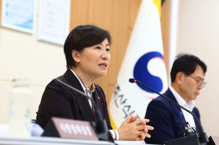 송미령 농식품부 장관이 10일 정부세종청사에서 기자들의 질문에 답하고 있다. 농식품부