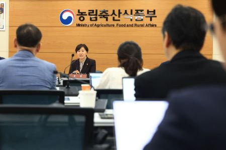송미령 농식품부 장관이 10일 정부세종청사에서 기자들의 질문에 답하고 있다. 농식품부