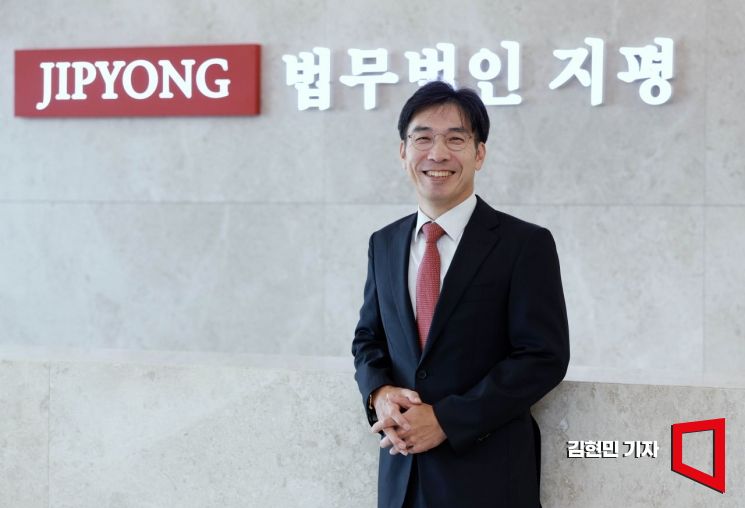 김지홍 법무법인 지평 대표변호사가 서울 중구 사옥에서 아시아경제와 만나 포즈를 취하고 있다. 2026.9.10 김현민 기자