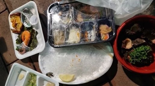 경기 고양시에서 횟집을 운영하는 A씨가 10만원 상당의 음식 주문을 받아 배달했으나 ‘벌레가 나왔다’며 환불을 요구받았다. 배달앱 측이 전액 환불을 한 뒤 음식을 돌려받았으나 대부분 먹은 상태였다. SBS.