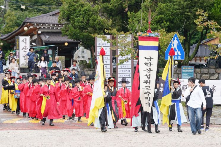 광주시와 광주시문화재단(이사장 박관열)은 오는 18일부터 20일까지 사흘간 남한산성 도립공원 일원에서 '제31회 광주시 남한산성문화제'를 개최한다. 사진은 지난해 열린 '제30회 광주시 남한산성문화제' 모습. 경기 광주시 제공