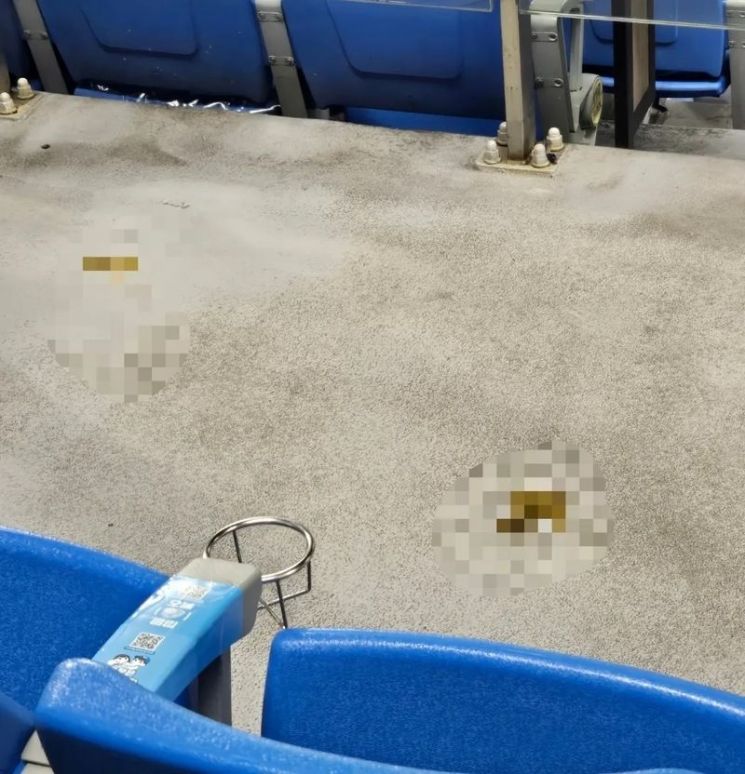 잠실야구장 한복판에 테러? 통로에 버려진 대변 충격
