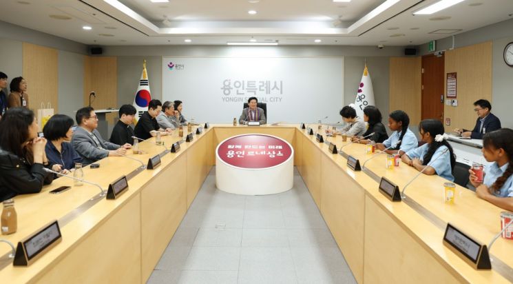 이상일 용인특례시장이 10일 시청 영상회의실에서 용인을 방문한 성 베드로·성 바오로 가톨릭 중등학교 학생, 신부·수녀들과 이야기를 나누고 있다. 용인시 제공