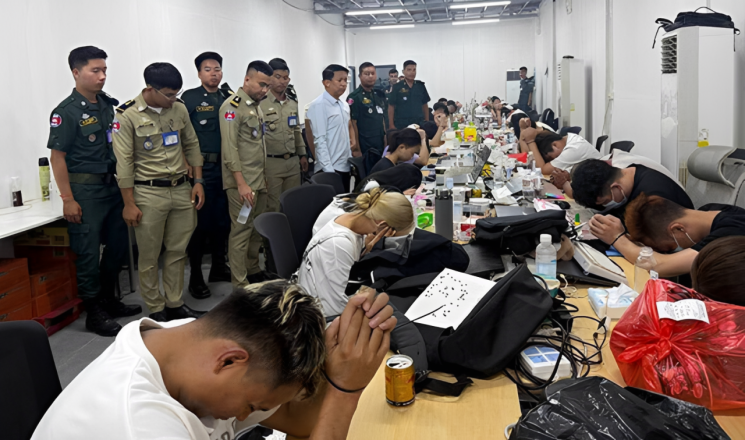 캄보디아 경찰당국에 의해 검거된 외국인 온라인 스캠 범죄자들. 캄보디아국가경찰청