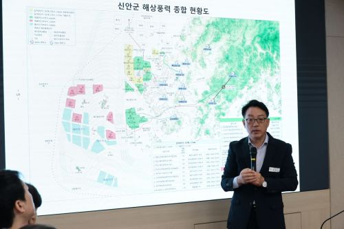 신안군 이정수 신재생에너지국장이 신안군 해상풍력 현황에 대해 설명하고 있다. 풍력산업협회