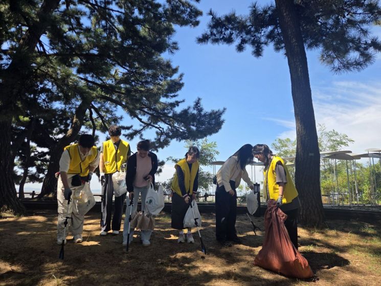 경기관광공사, 화성 궁평 솔밭해수욕장서 해안 정화활동 - 뉴스 썸네일 이미지